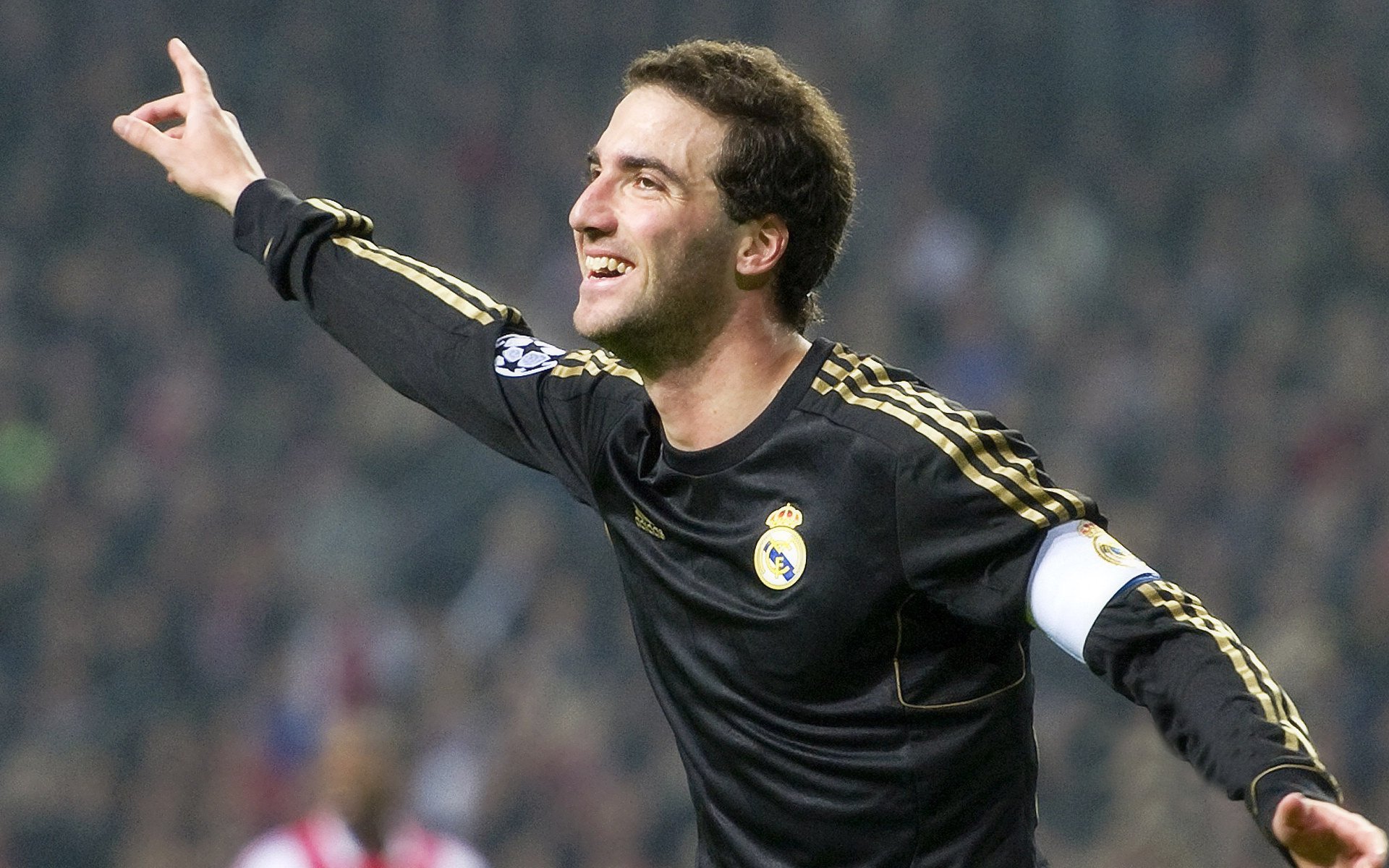 密尔沃基雄鹿主帅放话：世界杯预选赛半决赛必胜本菲卡，肖若腾冷笑回应