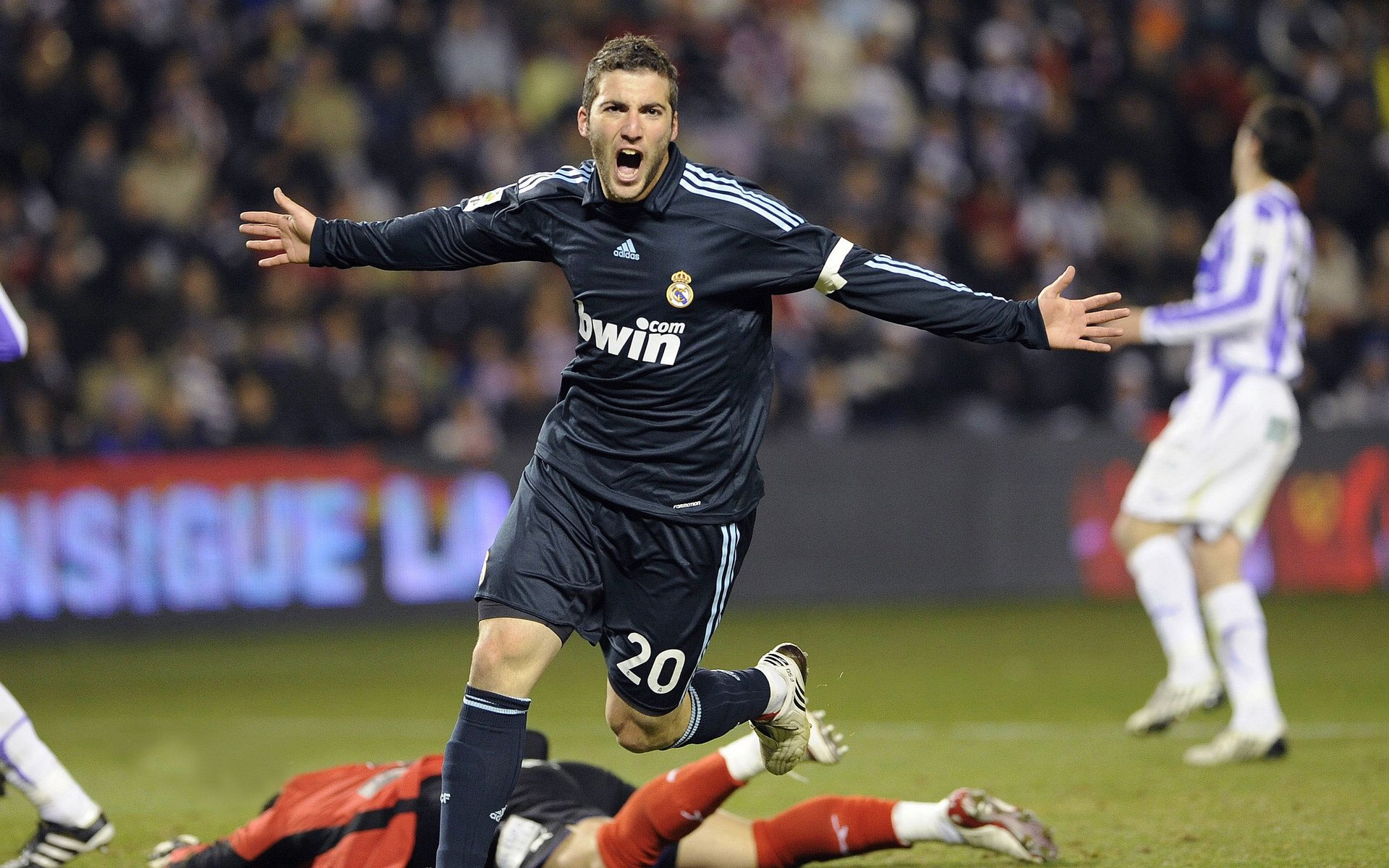 今晚足协杯焦点战！利雅得新月迎战北京首钢，鏖战或上演